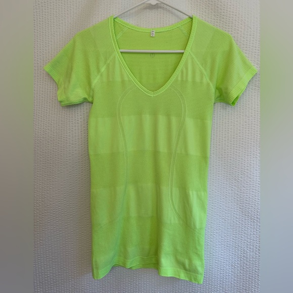 lululemon athletica Tops - Lululemon Swiftly Tech Neon Green Short Sleeve Tee Women’s Size 6 Running Top